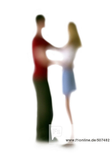 Silhouette des Paares umarmend  auf weißem Hintergrund  defokussiert