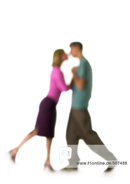 Silhouette des küssenden Paares  auf weißem Hintergrund  defokussiert