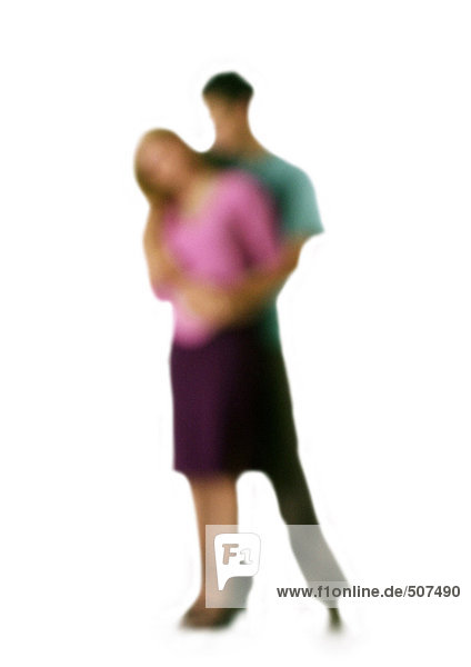 Silhouette des Mannes  der die Frau von hinten umarmt  auf weißem Hintergrund  defokussiert