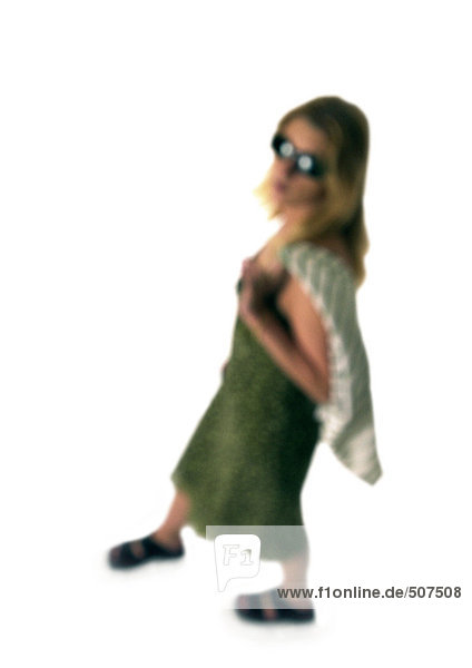 Silhouette der Frau mit Sonnenbrille  auf weißem Hintergrund  defokussiert