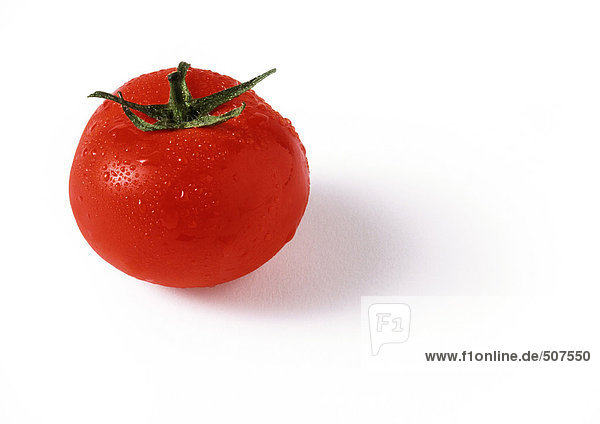 Tomate mit Stiel  mit Wassertropfen bedeckt  Nahaufnahme