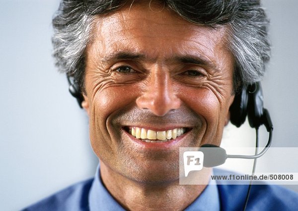 Mann mit Headset  Kamera lächelnd  Nahaufnahme  Porträt