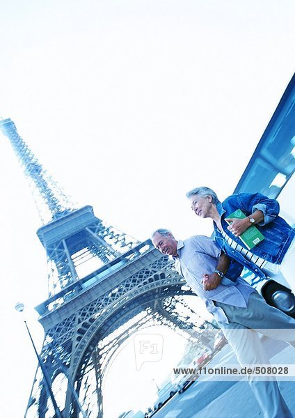 Frankreich  Paris  reife Frau und Mann  die vor dem Eiffelturm spazieren gehen.