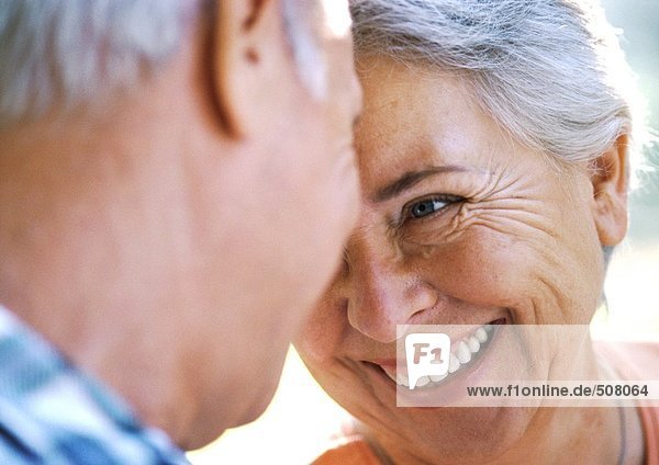 Erwachsener Mann und Frau lächelnd  Nahaufnahme