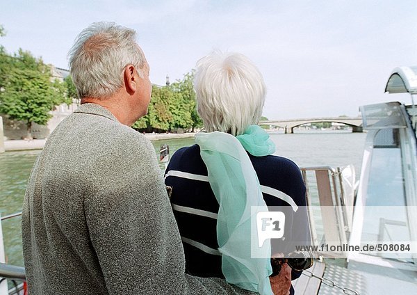 Erwachsener Mann und Frau auf einem Boot  Rückansicht