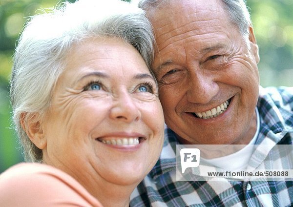 Erwachsener Mann und Frau lächelnd  Nahaufnahme  Porträt