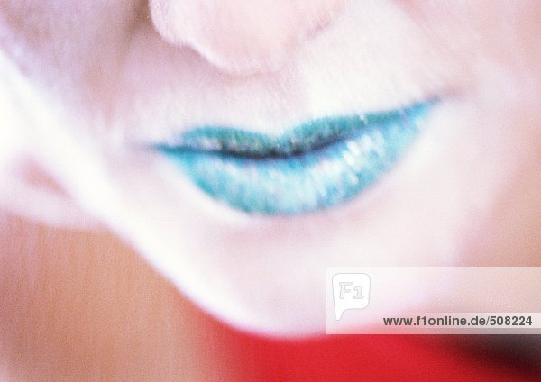 Frauenlippen mit grünem Lippenstift  Nahaufnahme  Mund