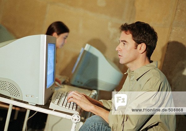 Mann und Frau bei der Arbeit am Computer