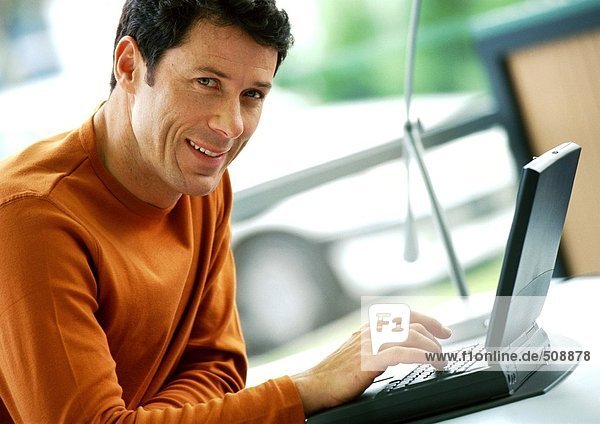 Mann mit Laptop-Computer  Portrait