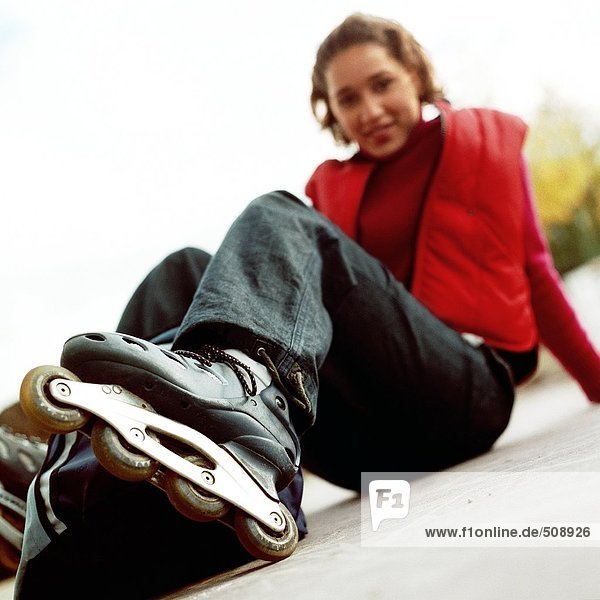 Junge Frau mit Inline-Skates  Portrait