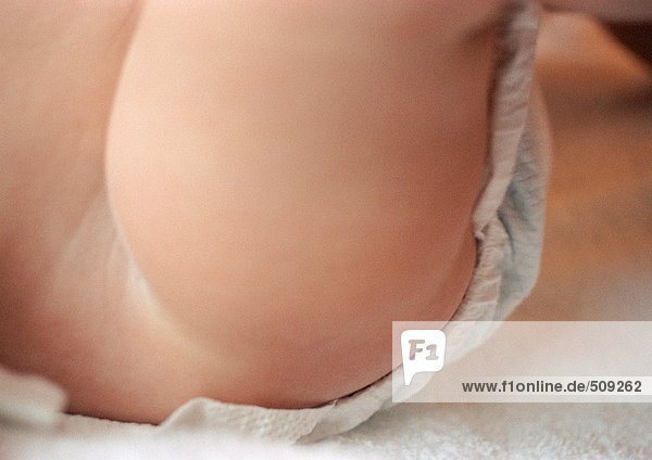 Baby mit Windelwechsel  Mittelteil  Seitenansicht  Nahaufnahme
