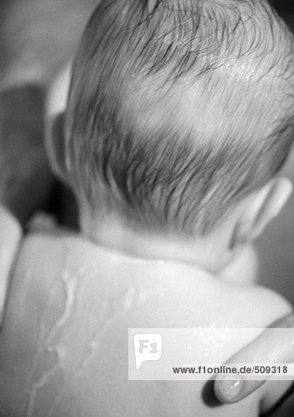 Baby mit nassem Haar und Rücken,  Rückansicht,  Nahaufnahme,  s/w