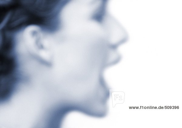 Frauengesicht mit offenem Mund  Seitenansicht  verschwommen  Blauton