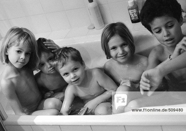 Fünf Kinder sitzend in der Badewanne  s/w