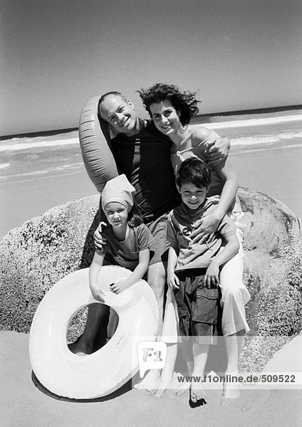 Familienportrait am Strand  Frontalansicht  B&W.