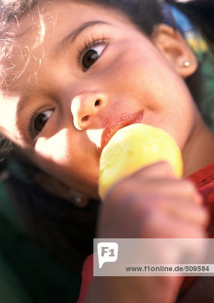 Mädchen essen Eiscreme  Nahaufnahme