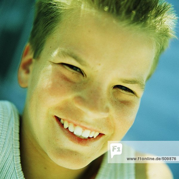 Teenager-Jungengesicht  lächelnd  Portrait