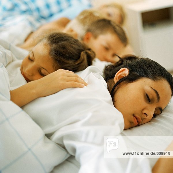 Junge Leute im Bett liegend  schlafend