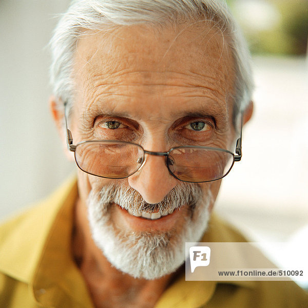 Älterer Mann lächelnd  Nahaufnahme  Porträt
