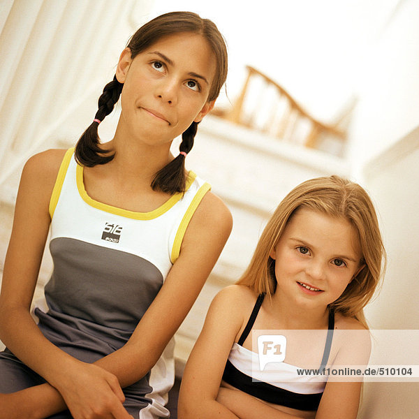 Zwei Mädchen auf der Treppe sitzend  Portrait