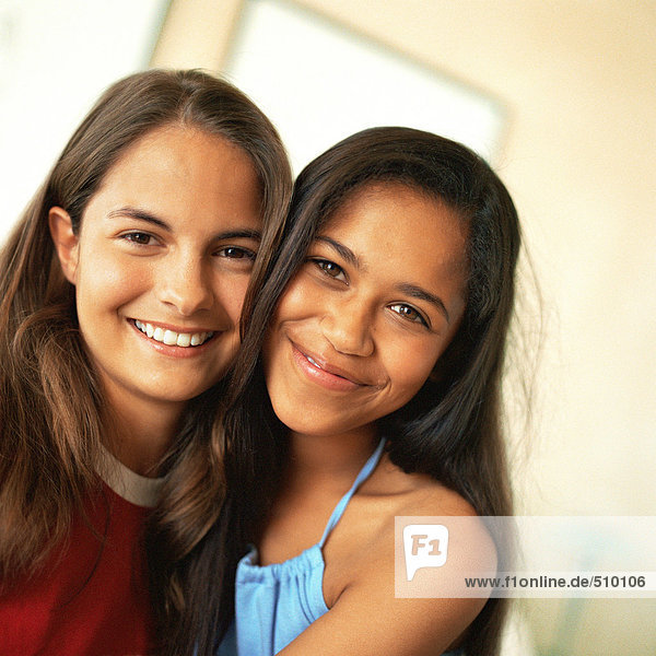 Zwei Mädchen lächeln  Nahaufnahme  Portrait