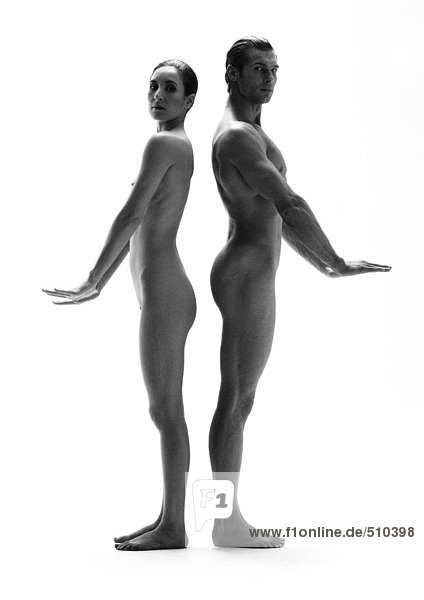 Nackter Mann und Frau stehen Rücken an Rücken mit Handflächen nach unten,  s/w