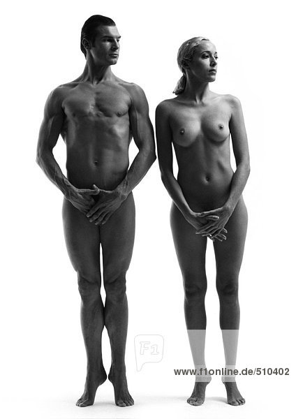 Nackter Mann und Frau auf den Zehen stehend mit Händen  die die Leisten bedecken  s/w