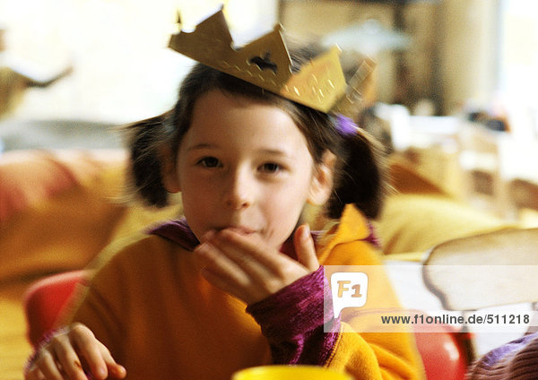 Kind mit Papierkrone auf dem Kopf  Portrait.