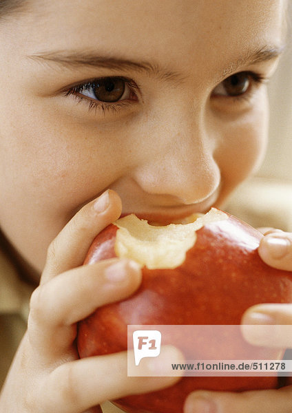Kind isst Apfel  schließen.