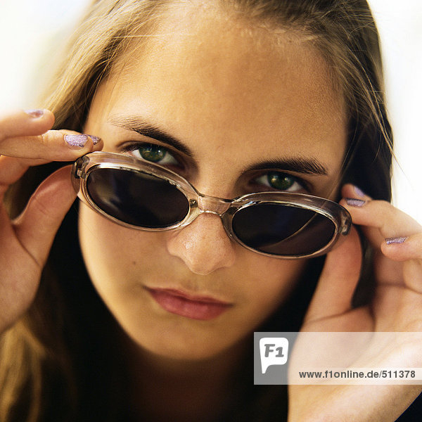Porträt eines Mädchens mit Sonnenbrille