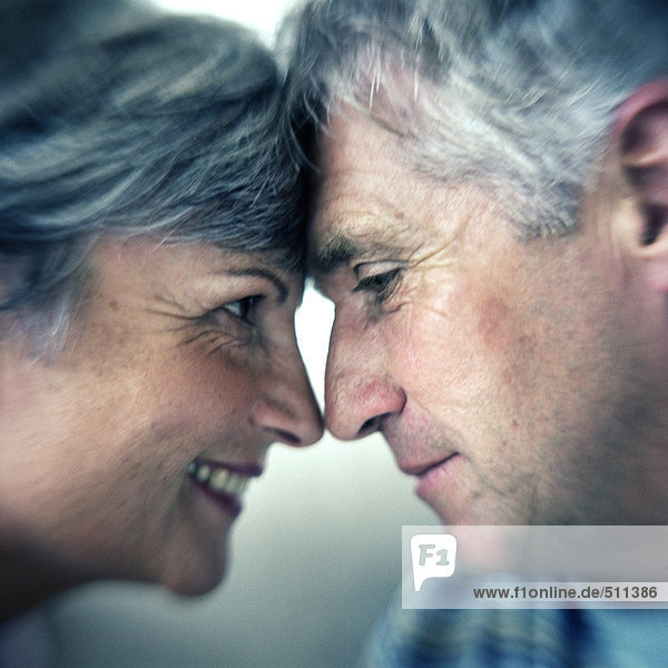 Profil von Mann und Frau Kopf an Kopf mit Nasenberührung
