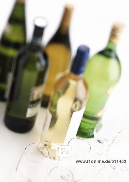 Flaschen Wein und Weingläser  Hochwinkelansicht