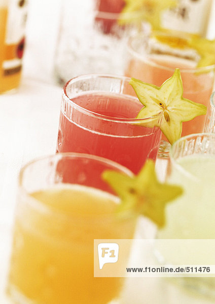 Cocktails mit Sternfrucht garniert