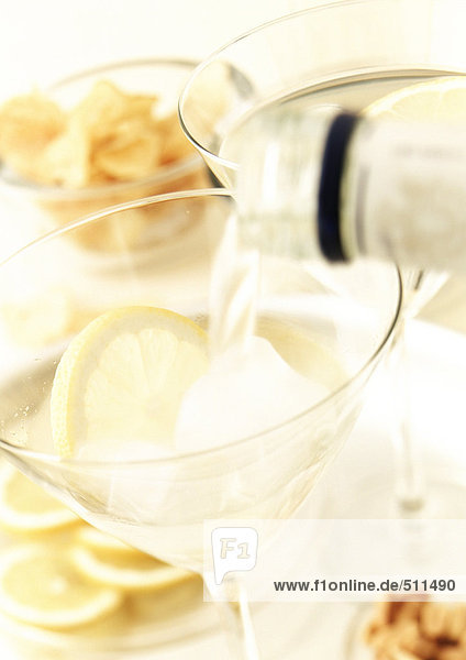 Cocktails mit Zitronenscheibe
