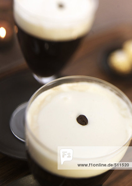 Zwei Gläser Irish Coffee  erhöhte Ansicht  Nahaufnahme