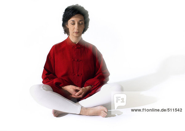 Frau sitzend im indischen Stil,  meditierend