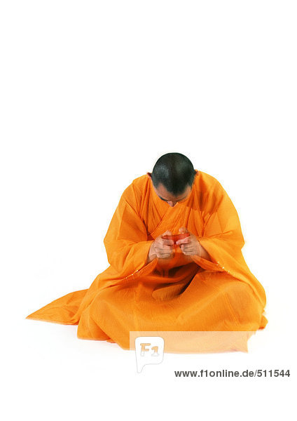 Buddhistischer Mönch meditiert  hält Schriftrolle