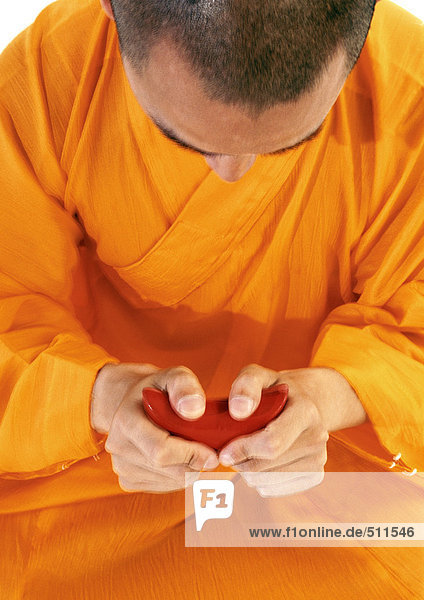 Buddhistischer Mönch meditiert,  hält Schriftrolle