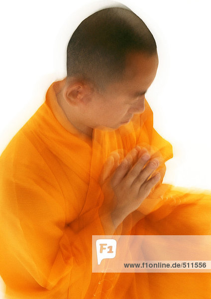 Buddhistischer Mönch meditiert,  verschwommen,  hoher Blickwinkel
