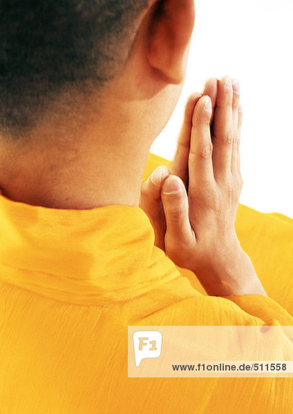 Buddhistischer Mönch meditiert  Rückansicht  Nahaufnahme