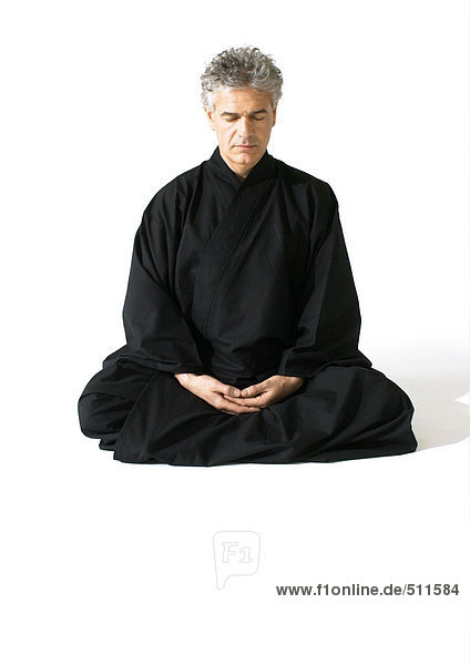Mann auf dem Boden sitzend  meditierend