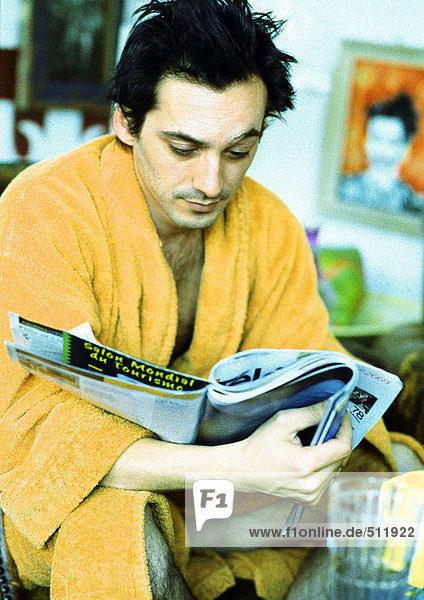 Mann liest Magazin  Porträt.