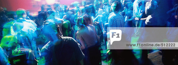 Menschenmenge  die in einem Nachtclub tanzt.
