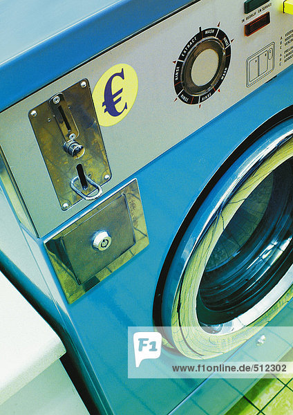 Euroschild an der öffentlichen Waschmaschine.