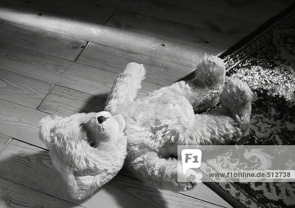 Teddybär auf dem Boden liegend