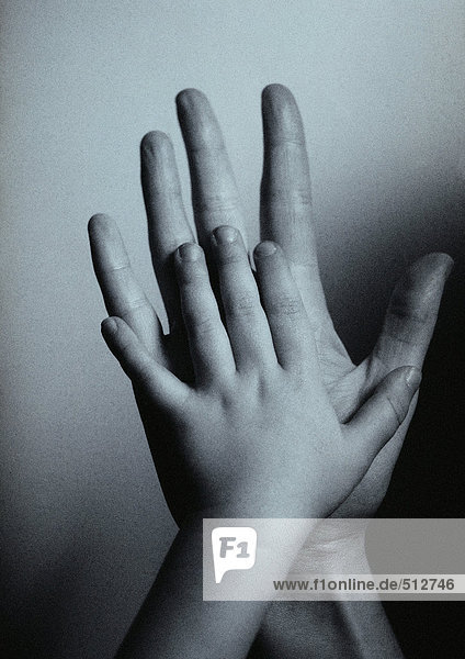 Kinderhand gegen Männerhand  Handfläche gegen Handfläche  Nahaufnahme