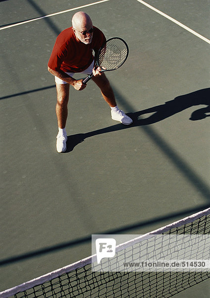 Erwachsener Mann beim Tennisspielen
