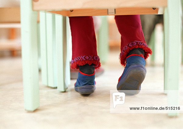 Kind sitzend im Klassenzimmer  niedrige Sektion