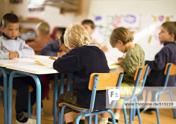 Kinder im Klassenzimmer