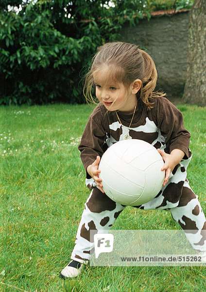 Kind spielt mit Fußball